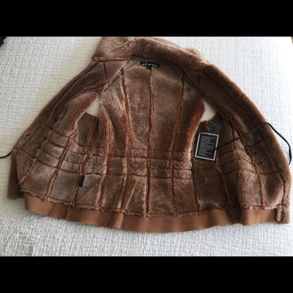 NWT Révue shearling vest w/brown leather accents & front tie closure - Picture 8 of 15